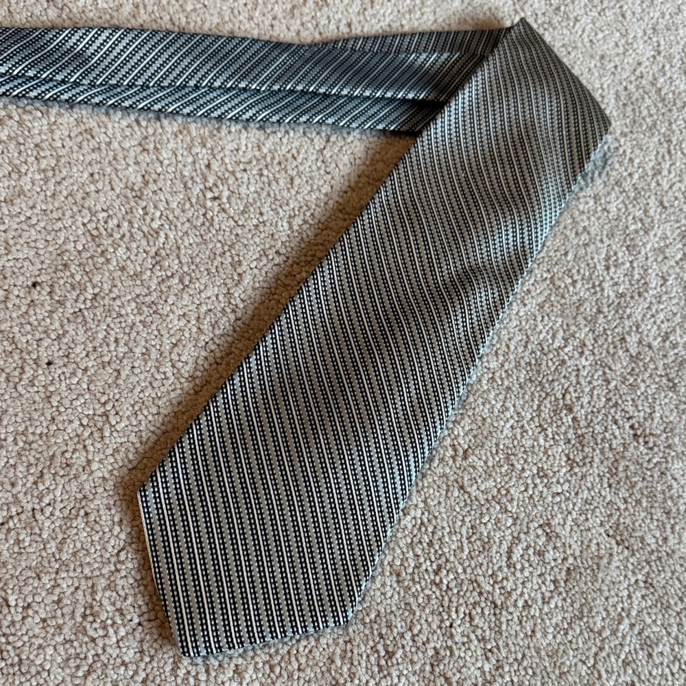 D.C. by Daniel Craig Striped Patterned Mens Silk Tie - Picture 2 of 3